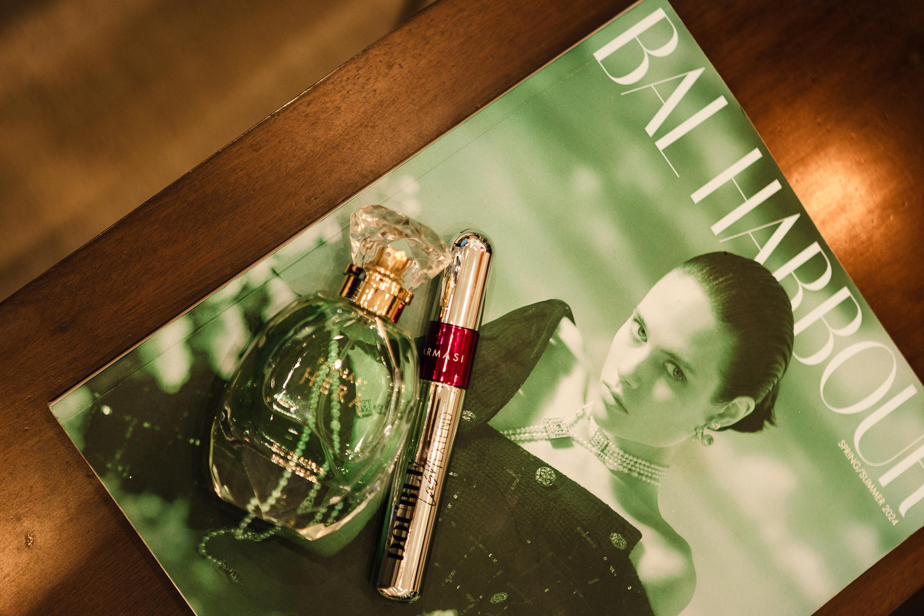 Perfume e revista editorial em still de Alta Beleza